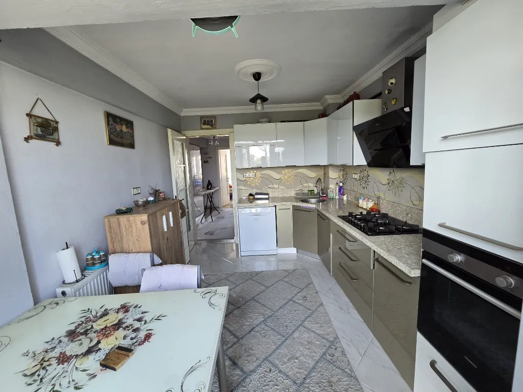 BULUNUR EMLAKTAN MEŞRUTİYET CADDE ÜSTÜ ARAKAT ACİL SATILIK DAİRE